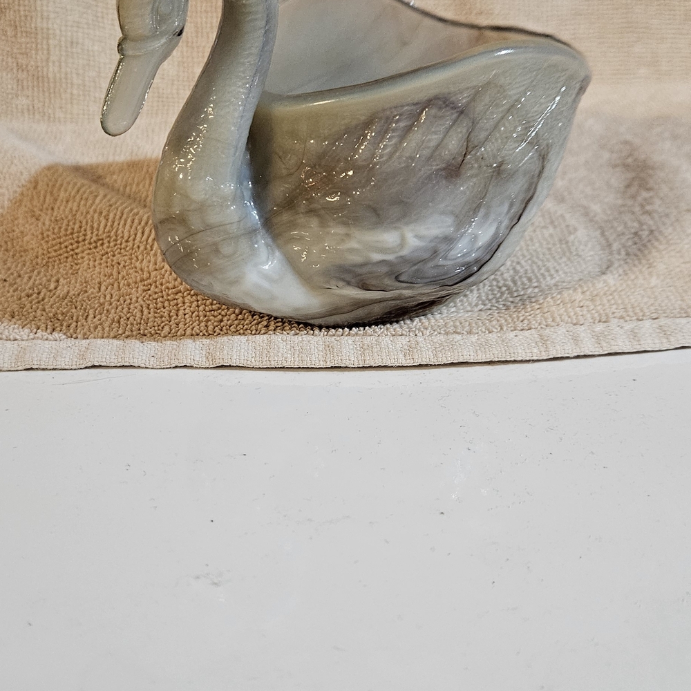 Elegant Slag Glass Swan - Picture 2 of 8
